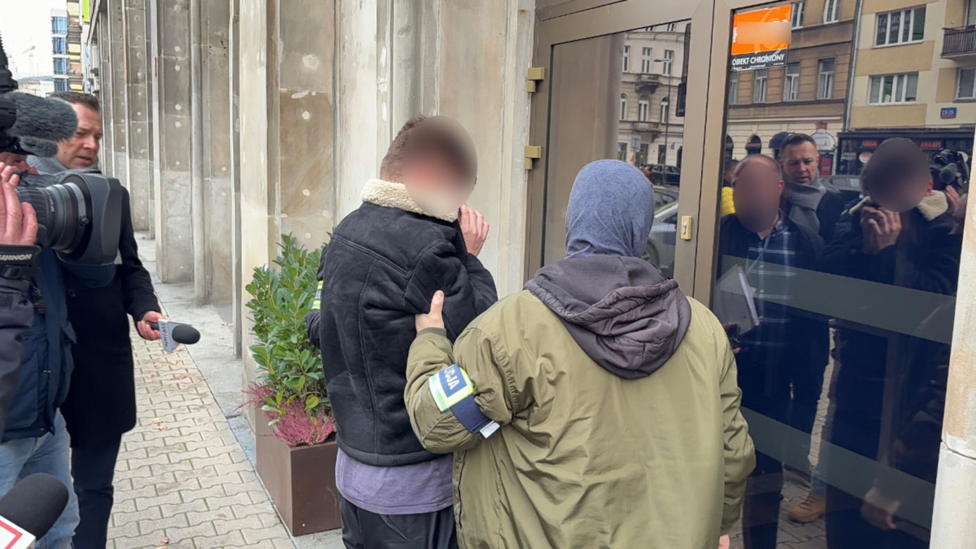"Do zobaczenia, Karolku". Eksponował broń i groził Karolowi Nawrockiemu. 19-latek zatrzymany w Warszawie