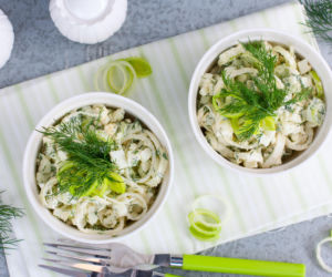 Sałatka z pora i jajek – klasyk, który zaskakuje świeżością i znika w kilka minut