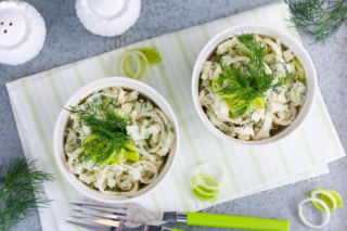 Sałatka z pora i jajek – klasyk, który zaskakuje świeżością i znika w kilka minut