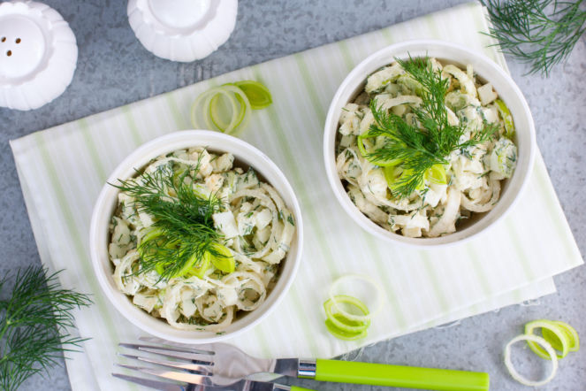 Sałatka z pora i jajek – klasyk, który zaskakuje świeżością i znika w kilka minut