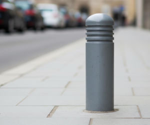 Słupki parkingowe w Warszawie. Dlaczego koszt jednego elementu wywołał spór?