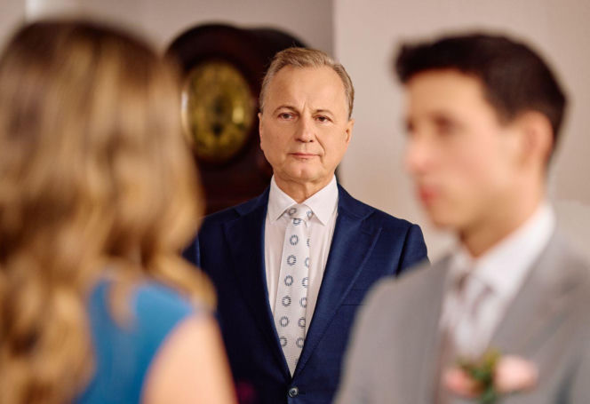 Na Wspólnej, odcinek 4174: Prowokacja Kaliny w dniu ślubu kończy się dramatycznym upadkiem ze schodów - ZDJĘCIA