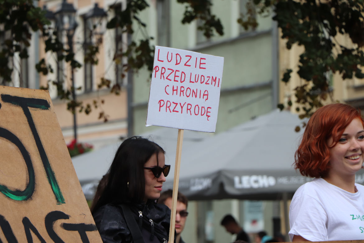 Młodzieżowy Strajk Klimatyczny w Toruniu. Protestowali przeciwko rządowi i korporacjom