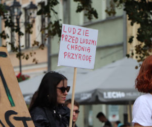 Młodzieżowy Strajk Klimatyczny w Toruniu. Protestowali przeciwko rządowi i korporacjom