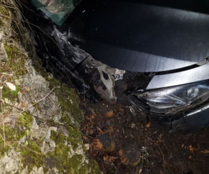 Przesadził z prędkością i roztrzaskał Mercedesa-AMG o skałę - ZDJĘCIA