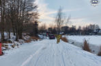 Lód na jeziorze załamał się pod ciężarem auta. Szokujący finał szalonej zabawy