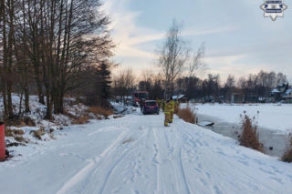 Lód na jeziorze załamał się pod ciężarem auta. Szokujący finał szalonej zabawy