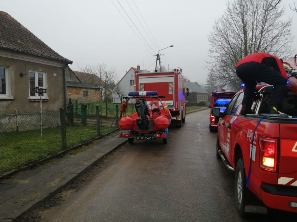 Bezbronny psiak wpadł do lodowatej wody. Nie mógł się wydostać. Strażacy: "Zdążyliśmy w ostatniej chwili"