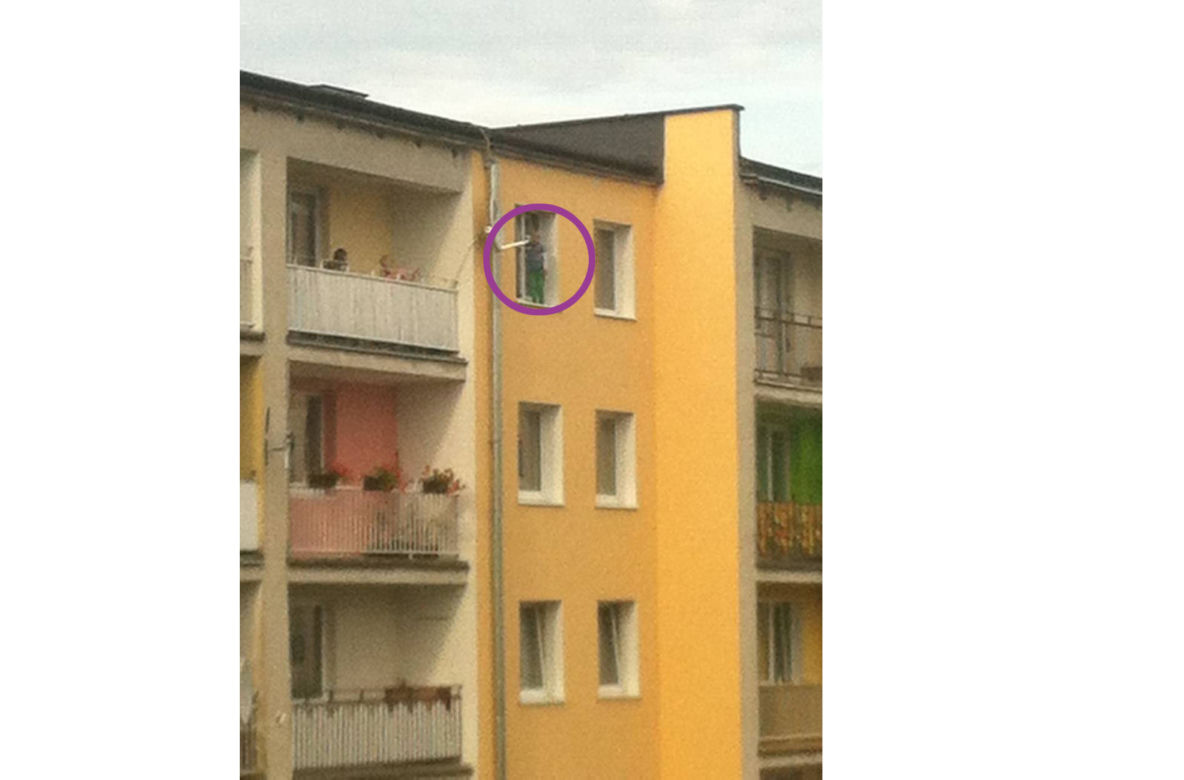 MATKA PIŁA, DZIECKO CHODZIŁO PO PARAPECIE.