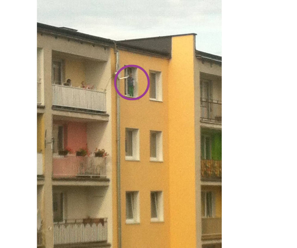 MATKA PIŁA, DZIECKO CHODZIŁO PO PARAPECIE.
