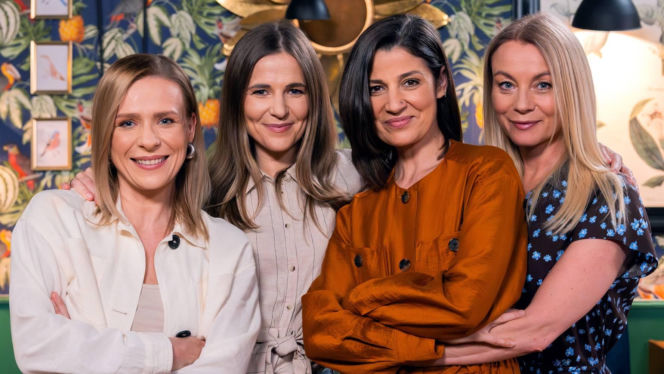 Pierwsza miłość nowy sezon. Marysia (Aneta Zając), Kinga (Aleksandra Zienkiewicz) i Marta (Honorata Witańska), Emilka (Anna Ilczuk)