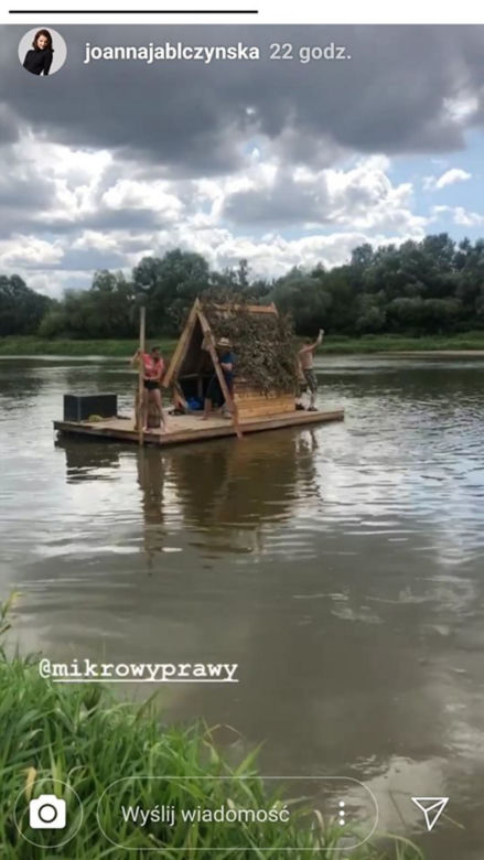 Ludzie z ekipy Mikrowyprwy, płyna tratwą po Bugu,