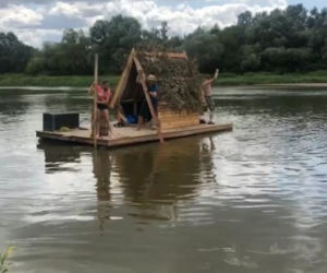 Ludzie z ekipy Mikrowyprwy, płyna tratwą po Bugu,