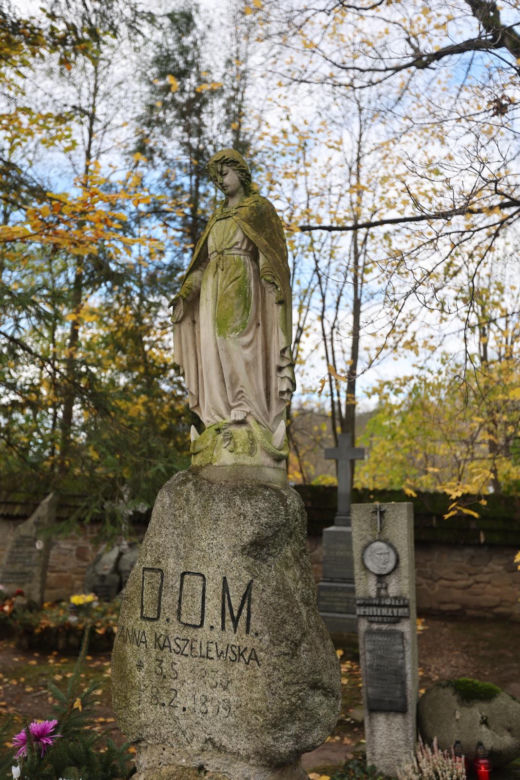 Drewniane rzeźbienia, góralskie korale, kolorowe ornamenty. Oto najpiękniejsze nagrobki na Podhalu