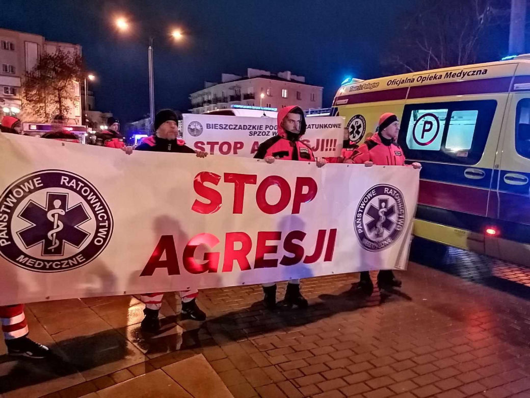 Siedlczanie wyrazili swój sprzeciw przeciwko agresji i wsparcie dla rodziny ratownika medycznego, który zginął w ataku nożownika