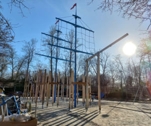 Statek w naprawie, pająk już jest. Trwa modernizacja placu zabaw w Parku Tysiąclecia w Lesznie