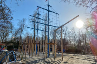 Statek w naprawie, pająk już jest. Trwa modernizacja placu zabaw w Parku Tysiąclecia w Lesznie