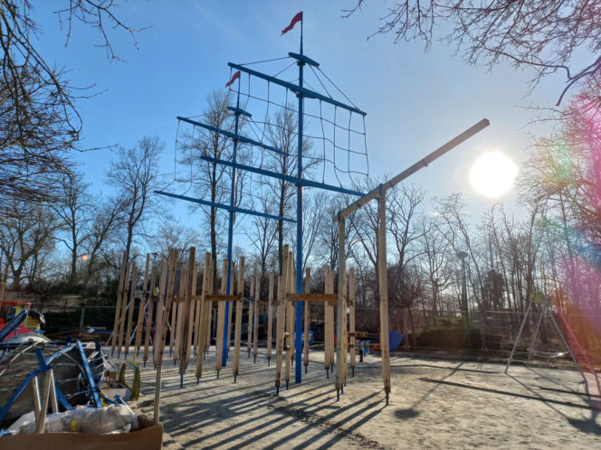 Statek w naprawie, pająk już jest. Trwa modernizacja placu zabaw w Parku Tysiąclecia w Lesznie