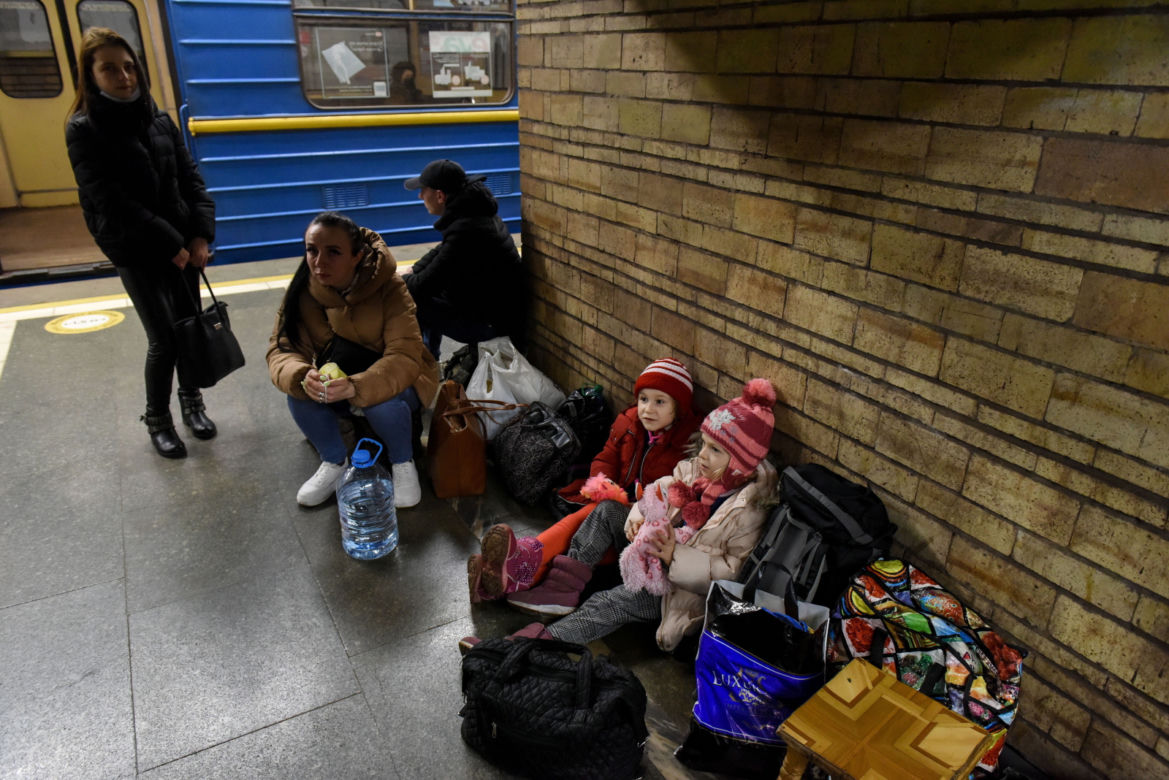 Wojna Rosja-Ukraina: ludzie chowają się na stacjach metra. Poruszajace zdjęcia