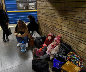 Wojna Rosja-Ukraina: ludzie chowają się na stacjach metra. Poruszajace zdjęcia