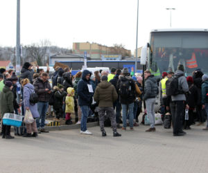Miasteczko pomocy dla uchodźców z Ukrainy na parkingu w Przemyślu