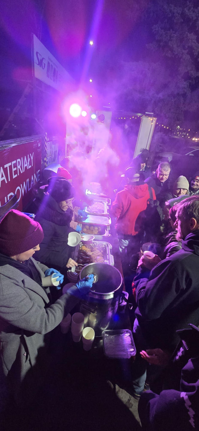 Wigilia w Coffee House Waryńskiego 19. Święty Mikołaj przyszedł do potrzebujących wsparcia