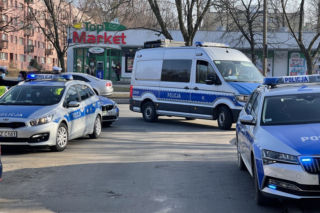 Ścigali kierowcę volvo  po Bielanach. Tak gnał ulicami dzielnicy, że wylądował na latarni