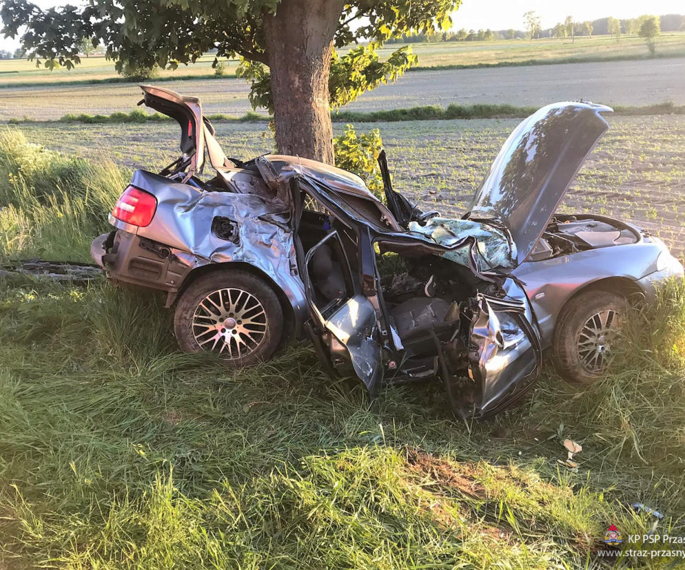 Przasnysz. ROZTRZASKAŁ audi o drzewo! 20-latek zginął na miejscu!
