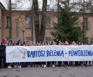 VI LO murem za Bartoszem Bielenią