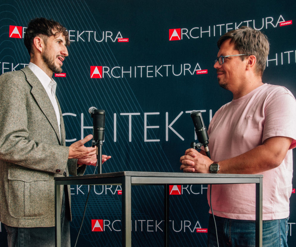 Grzegorz Piątek rozmawia z dziennikarzem przy mikrofonach. O architekturze codzienności przeczytasz na Architektura.