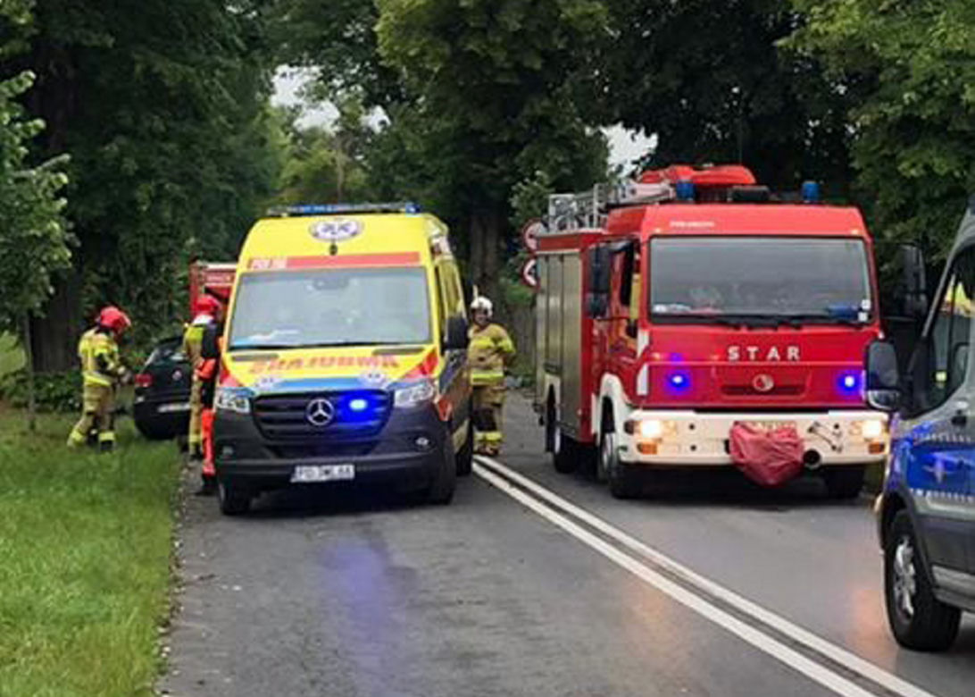 Poznań. Śmiertelny wypadek na Meteorytowej! 46-latek zginął w rozbitym volkswagenie [ZDJĘCIA]