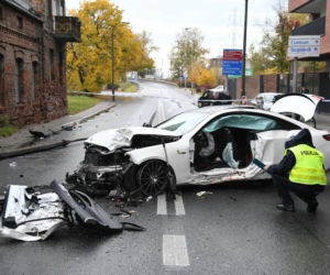 Pościg na Pradze, sportowy mercedes kompletnie rozbity. Trzy osoby trafiły do szpitala