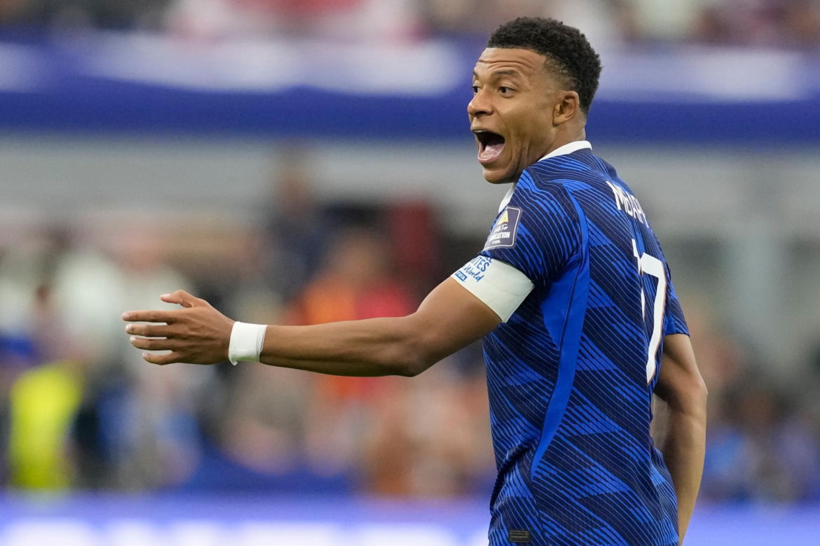 Kylian Mbappe z aktorką Ester Exposito na wakacjach na Sardynii