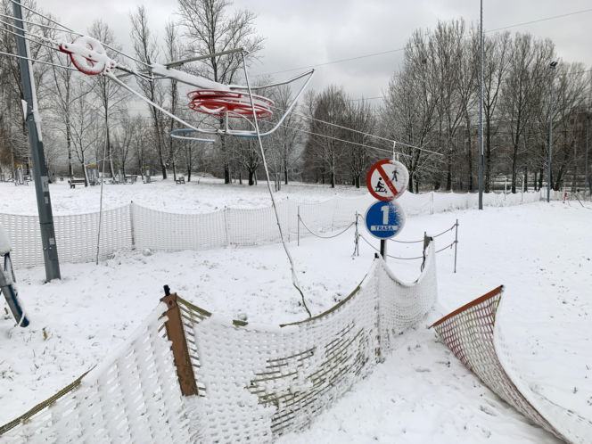 Górka Środulska w Sosnowcu. Naśnieżanie stoku narciarskiego