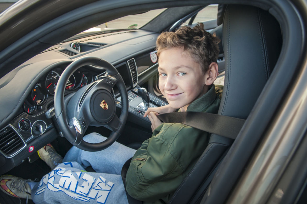 Dzieci za kierownicą Porsche podczas 24. Finału WOŚP