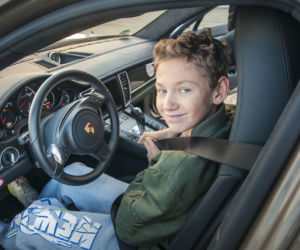 Dzieci za kierownicą Porsche podczas 24. Finału WOŚP