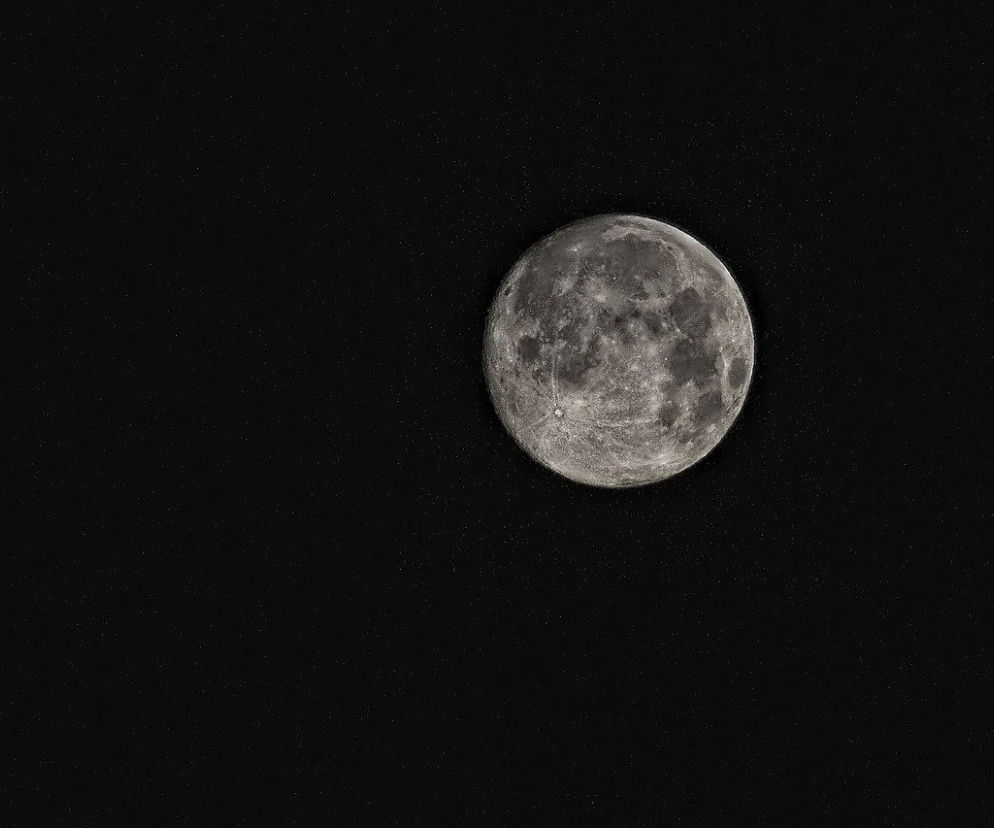 Księżyc w nowiu jest najciemniejszy, na niebie może być praktycznie niezauważalny. 