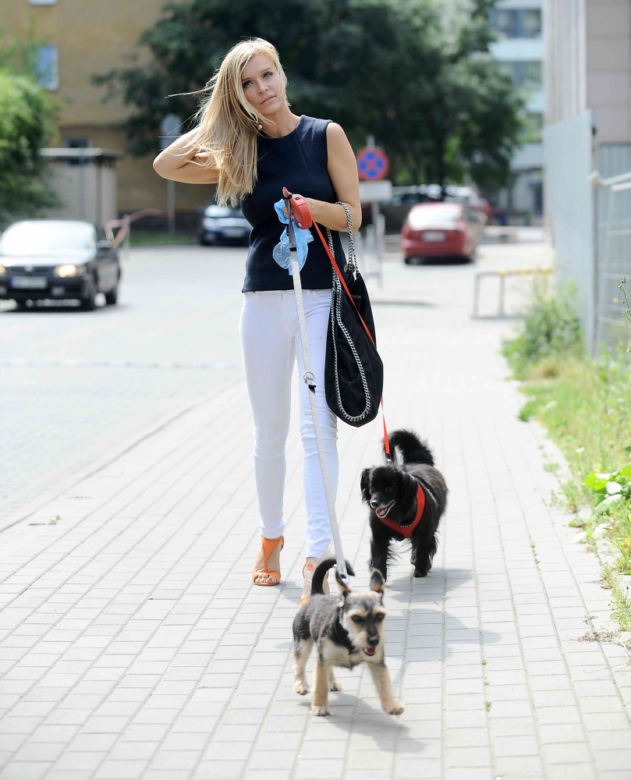 Joanna Krupa sprząta kupy po pupilkach