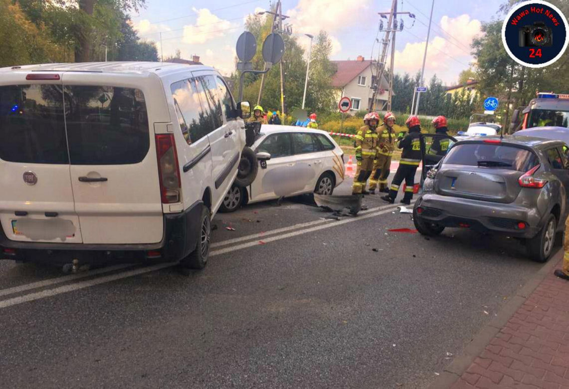 Trzy samochody zderzyły się w Nadarzynie. Dwóch kierowców trafiło do szpitala