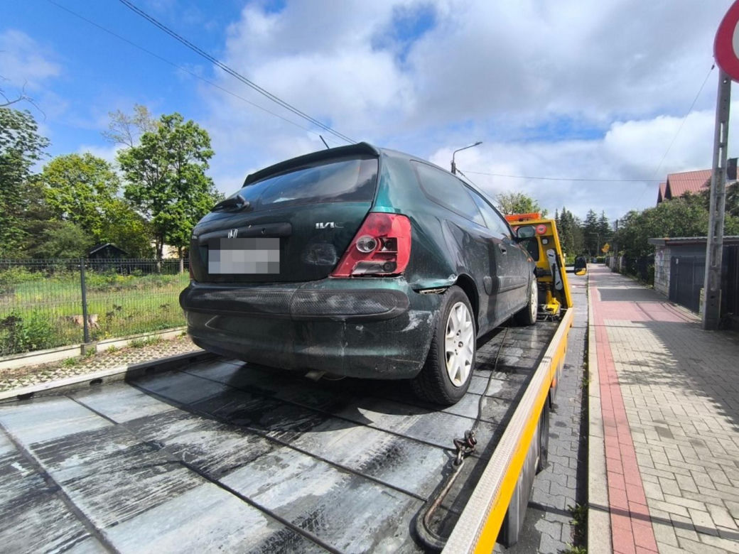 Jechał wrakiem pod wpływem zielonej substancji. Policjanci oniemieli 