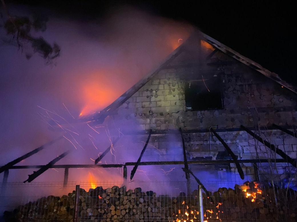 Pożar garażu i budynku w Cierpicach pod Toruniem. 10 zastępów straży w akcji