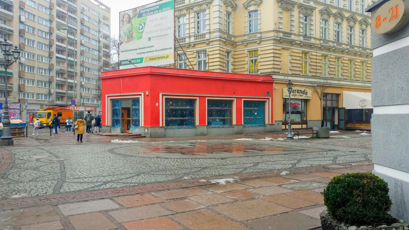 Przemalowana fasada pawilonu przy pl. Zgody