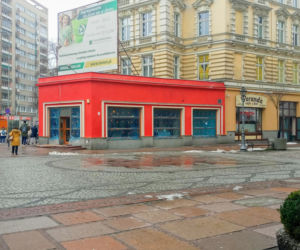 Przemalowana fasada pawilonu przy pl. Zgody