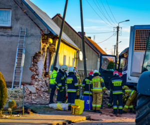 Fabianów: Rozpędzona ciężarówka WJECHAŁA w dom! Runęła jedna ze ścian [ZDJĘCIA] 