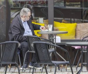 Karol Karski w lesie