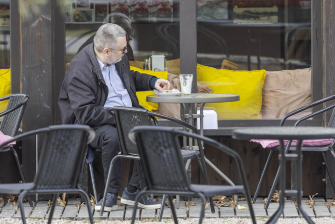 Karol Karski w lesie