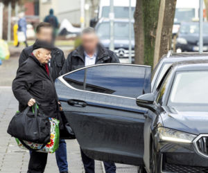 Prezes PiS robi pranie na mieście.