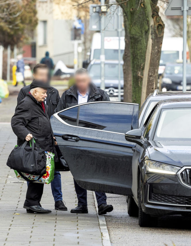 Prezes PiS robi pranie na mieście.