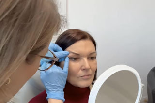 Ilona Felicjańska wycina sobie powieki