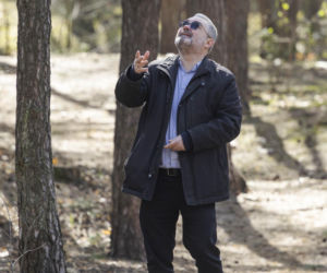 Karol Karski w lesie